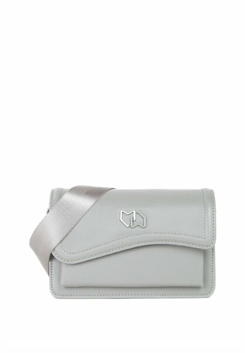 Grå læder crossbody taske med rektangulær form, udstyret med en satinsølvstrop og et geometrisk logo på forsiden.