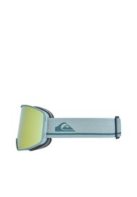 Gogle narciarskie z zielonkawo-żółtym lustrzanym szkłem, jasnoniebieską ramą oraz regulowanym paskiem z ciemnoszarym wyściółką i detalem logo.