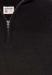 Schwarzer Strickpullover mit einem Viertelreißverschluss-Kragen. Hat eine gerippte Textur und ein Schott-Label im Inneren des Kragens. Strapazierfähiges Material und einfaches Design.