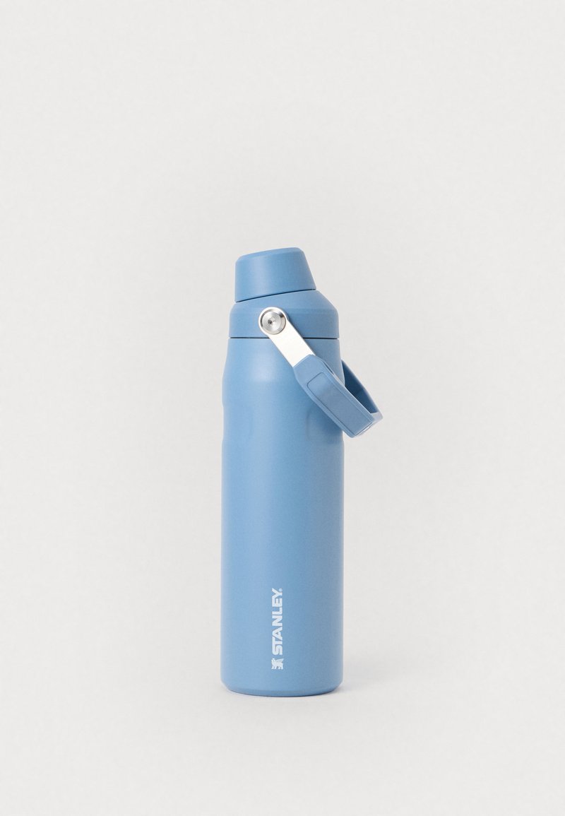 Bouteille d'eau en acier inoxydable de couleur bleu clair avec un couvercle à vis et une poignet latérale. Dispose d'une finition mate et d'un logo de marque imprimé.