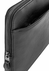 Czarna skórzana osłona na laptopa z zamkiem błyskawicznym, gładką teksturą i boczną kieszenią do dodatkowego przechowywania.