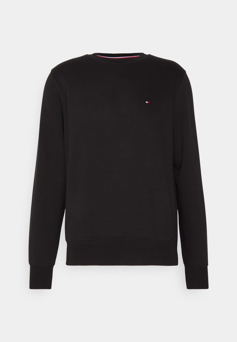 Sudadera negra con cuello redondo, mangas largas y dobladillo acanalado. Presenta un pequeño logo en rojo, blanco y azul en el pecho. Tejido suave.