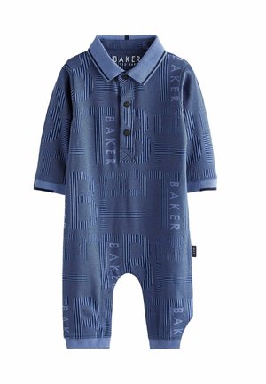 Combinaison bébé bleue à manches longues avec col et boutons, ornée de grandes lettres et du mot "Baker" en bleu foncé.
