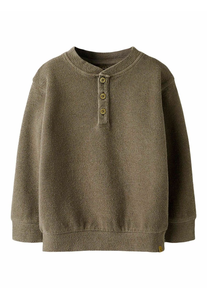 Pull en maille marron à manches longues avec encolure ronde et patte de boutonnage à trois boutons sur le devant, poignets et ourlet côtelés.