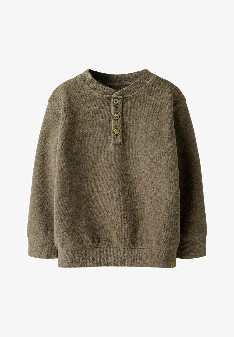 Pull en maille marron à manches longues avec encolure ronde et patte de boutonnage à trois boutons sur le devant, poignets et ourlet côtelés.