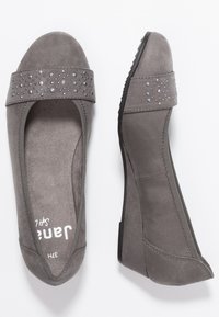 Scarpe grigie flat in morbido camoscio, con punta rotonda e una fascia decorativa con piccole strass. La suola è testurizzata e flessibile.