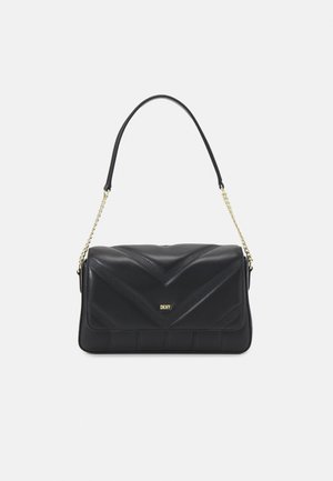 Bolso de hombro de cuero negro con patrón acolchado en chevron, correa de cadena dorada y pequeño logo dorado de DKNY en la solapa frontal.