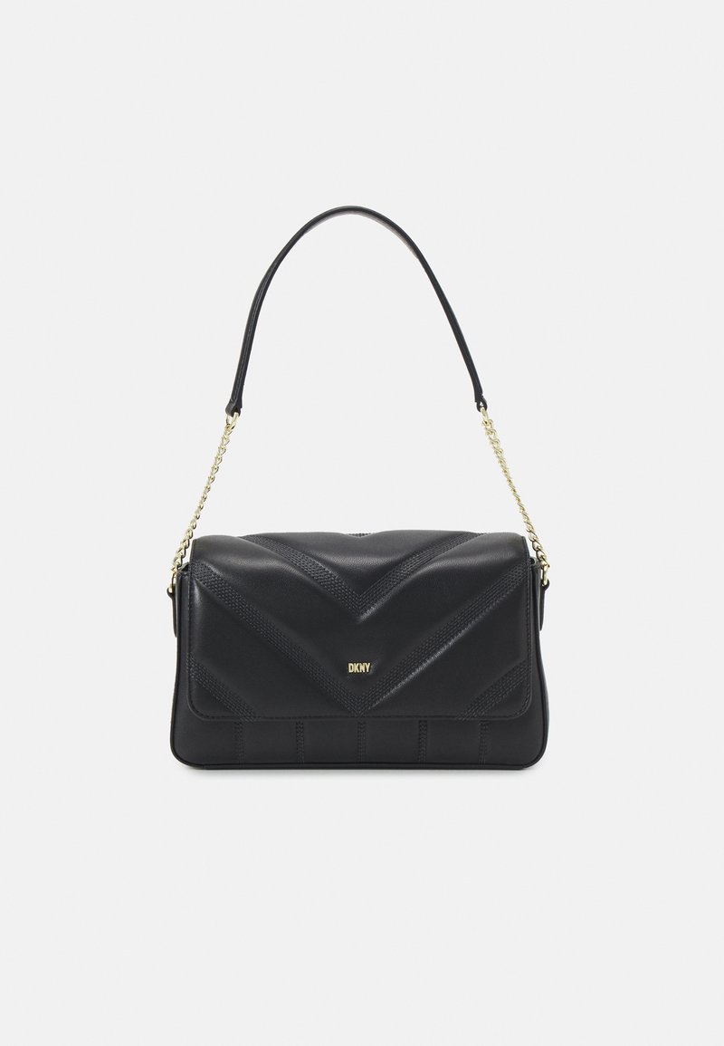 Sac bandoulière en cuir noir avec motif chevron matelassé, bandoulière chaîne dorée et petit logo doré DKNY sur le rabat avant.