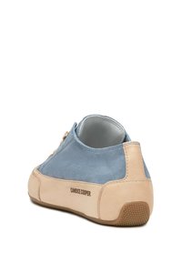 Wildledersneaker mit einem hellblauen Obermaterial und beigen Lederakzenten. Gerundete Zehenform, kontrastierende Textur und Gummisohle mit kleinen Mustern.