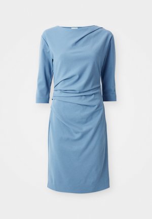 Vestido azul, hasta la rodilla, hecho de una tela suave, con mangas tres cuartos, un diseño drapeado en la cintura y un escote redondeado.