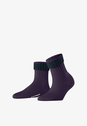 Knöchelsocken aus lila Material mit einem gerippten, dunkelgrünen Bund. Mit Logo an der Unterseite und strukturiertem Muster an der gesamten Socke.