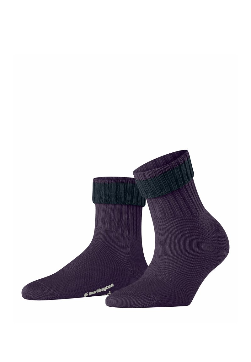 Chaussettes de cheville en matériau violet avec un revers côtelé vert foncé. Présente un logo en bas et un motif texturé sur l'ensemble.