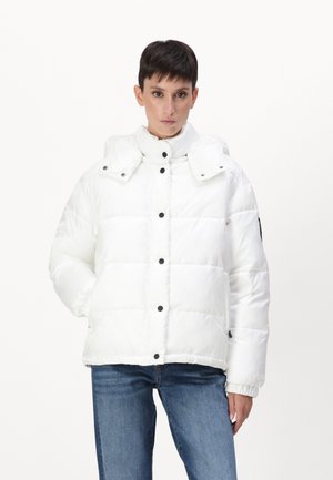 Chaqueta acolchada blanca con cuello alto, botones de presión, puños elásticos y bolsillos laterales. Presenta un diseño acolchado y capucha desmontable.
