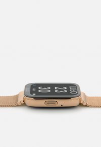 Smartwatch con una cassa in metallo rosa oro, bordi arrotondati, display touch e un cinturino intrecciato rosa, con un grande display digitale per l'ora e la data.