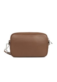 Borsa a tracolla in pelle marrone con superficie tessurizzata, forma rettangolare, hardware in argento e tracolla regolabile. Nessun dettaglio o motivo aggiuntivo.