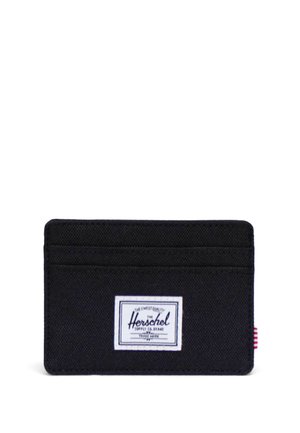 Tarjetero de tela negra con cuatro ranuras, con una etiqueta blanca que lleva la marca "Herschel". Superficie texturizada, forma rectangular compacta.