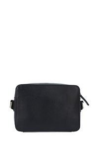 Črn pravokotni crossbody nahrbtnik, izdelan iz teksturiranega sintetičnega materiala. Ima zadrgo in nastavljiv trak za enostavno nošenje.