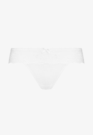 String en dentelle blanche avec un motif floral délicat, doté d'une taille douce et d'un petit nœud central à l'avant.