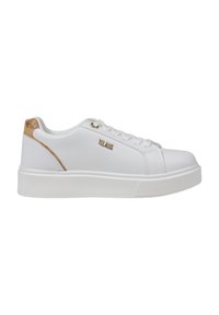 Sneaker bianchi con tomaia in sintetico liscio, suola testurizzata, design con lacci e dettaglio dorato sul tallone con il nome del marchio.