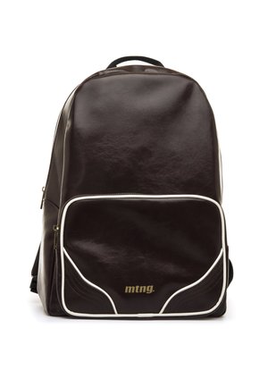 Zaino in pelle marrone scuro con tasca frontale con zip bordata da piping bianco e logo "mtng." in lettere dorate.
