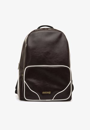 Zaino in pelle marrone scuro con tasca frontale con zip bordata da piping bianco e logo "mtng." in lettere dorate.