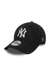 Svart ull baseball caps med et hvitt brodert New York Yankees-logo, en buet skjerm, og en størrelsejusterbar bakre stropp.