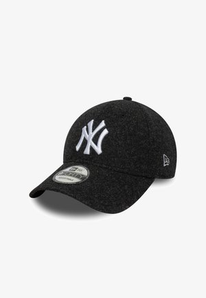Schwarze Woll-Baseballmütze mit einem weißen gestickten Logo der New York Yankees, einem gebogenen Schild und einem größenverstellbaren Riemen hinten.