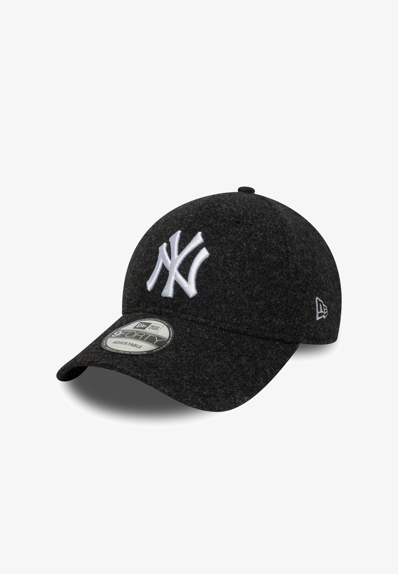Crna vuna bejzbol kapa sa bijelim izvezenim logotipom New York Yankees, zakrivljenim vizir i stražnjim remenom za prilagođavanje veličine.