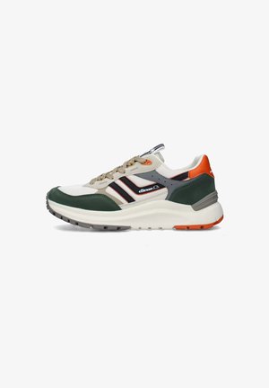 Sneaker verde e bianche con tomaia in rete, dettagli texturizzati, pannelli arancioni e grigi, tre strisce nere e una suola in gomma spessa.