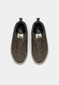 Brune lerret sneakers har et klassisk lavt design, hvit gummisåle, nøytrale snorer og subtile søm detaljer.