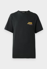 Zwarte katoenen t-shirt, korte mouwen, ronde hals, met een geel en rood "BASS & BEYOND" grafisch ontwerp op de linker borst.