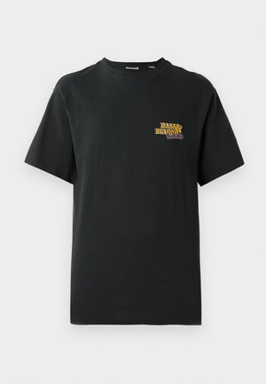 Zwarte katoenen t-shirt, korte mouwen, ronde hals, met een geel en rood "BASS & BEYOND" grafisch ontwerp op de linker borst.