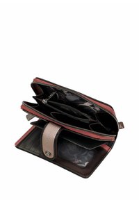 Cartera con colores marrón, rosa y crema; exterior texturizado; cremalleras; múltiples ranuras para tarjetas; forro con estampado floral visible.