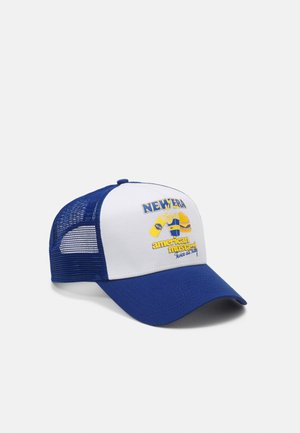 Gorra azul y blanca con lados de malla, que presenta un gráfico amarillo de mostaza y el texto "NEW ERA mostaza americana" en la parte frontal.