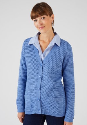 Cardigan azzurro chiaro lavorato a maglia con un motivo testurizzato, scollo a V e polsini a costine. Presenta tasche funzionali e bottoni blu.