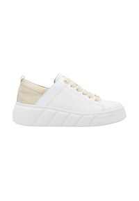 Baskets blanches avec une partie arrière texturée beige, un design à lacets et une semelle épaisse blanche ornée d'un motif géométrique.