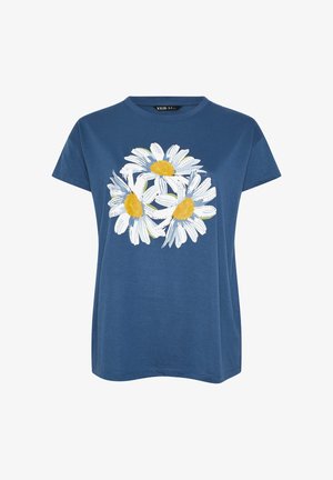 Camiseta azul de manga corta con tres grandes margaritas blancas con centros amarillos impresas en la parte delantera.