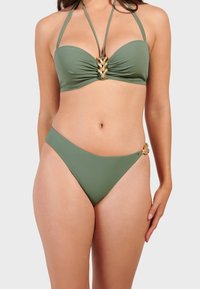 Zielona oliwkowa bikini z marszczonym topem bandeau, ozdobionym złotym detalem na środku oraz regulowanymi ramiączkami; pasujący wysoki dół.