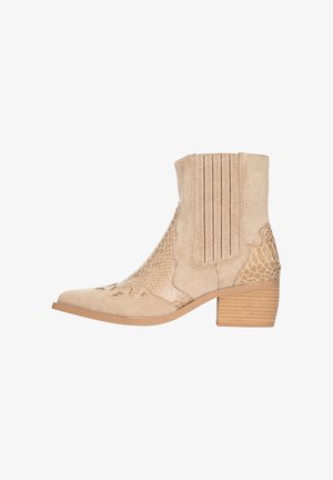 Botín beige de ante con tacón bloque, paneles laterales elásticos y patrón texturizado de piel de serpiente en las secciones frontal y trasera.