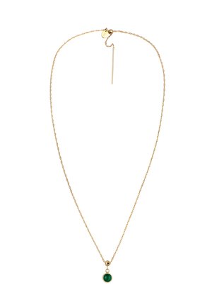 Collier en chaîne dorée avec un pendentif rond en pierre verte, présentant un design délicat et de fins maillons tordus. Accentué par un petit détail en forme de boule.