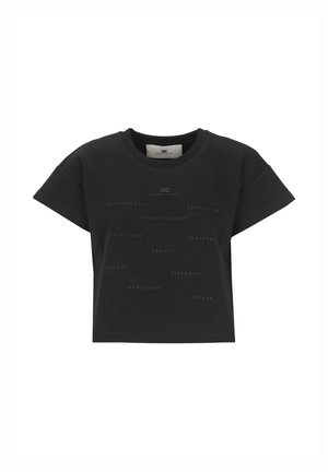 Schwarzes, kurz geschnittenes T-Shirt mit kurzen Ärmeln und dezenten, erhabenen Worten wie Empowerment, Schönheit, Stärke und Weiblichkeit auf der Vorderseite.