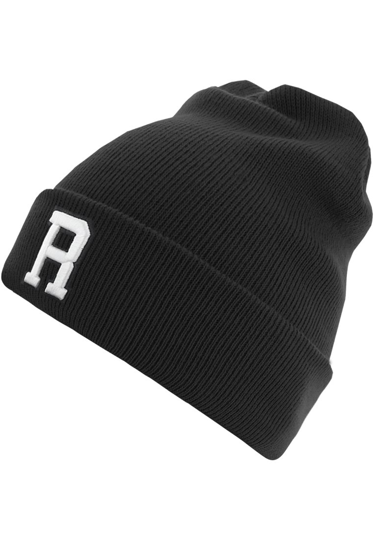 Svart strikket lue med ribbestruktur. Har et hvitt brodert bokstav "R" foran. Mykt og fleksibelt materiale.