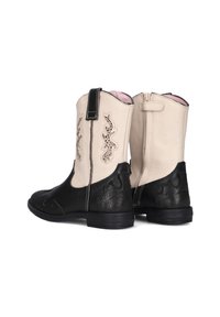 Zwarte en beige cowboylaarzen hebben een textuur van leer, geborduurde accenten aan de zijkanten en een rits aan de zijkant voor gemakkelijk aantrekken.