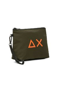 Bustina in nylon verde oliva con zip superiore, dotata di un logo geometrico arancione. Include una tracolla nera removibile. Texture liscia.
