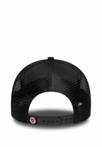 Schwarze Mesh-Snapback-Mütze mit gebogenem Schirm, verstellbarem Riemen und einem gestickten Logo auf der Rückseite. Texturiertes Material und atmungsaktives Design.