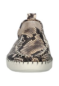 Schoenen met slangenprint zonder sluiting, met een zachte textuur, beige en bruine kleuren, decoratieve stitching en een flexibele witte zool.