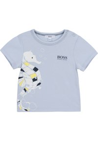 Světle modré tričko s krátkým rukávem vyrobené z bavlny, zdobené grafikou mořského koníka a bublin, s akcentními barvami žlutou a černou.