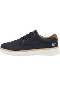 Marineblaue Segeltuchschuhe mit einer strukturierten Oberfläche, weißer Gummisohle, braunem Lederakzent an der Ferse und sechs Paar schwarzen Ösen für die Schnürsenkel.