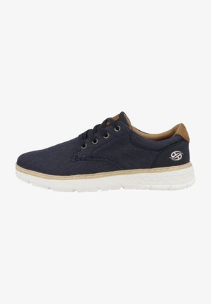Marineblaue Segeltuchschuhe mit einer strukturierten Oberfläche, weißer Gummisohle, braunem Lederakzent an der Ferse und sechs Paar schwarzen Ösen für die Schnürsenkel.