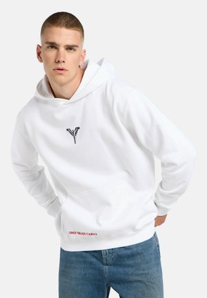 Hvid hoodie med et sort logo på brystet, frontlomme og rød tekst "ONLY TRUST CARLO" langs kanten. Bomuldsstof, afslappet pasform.